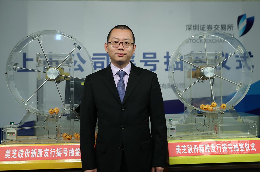 摇号嘉宾:华创证券有限责任公司执行董事 黄俊毅