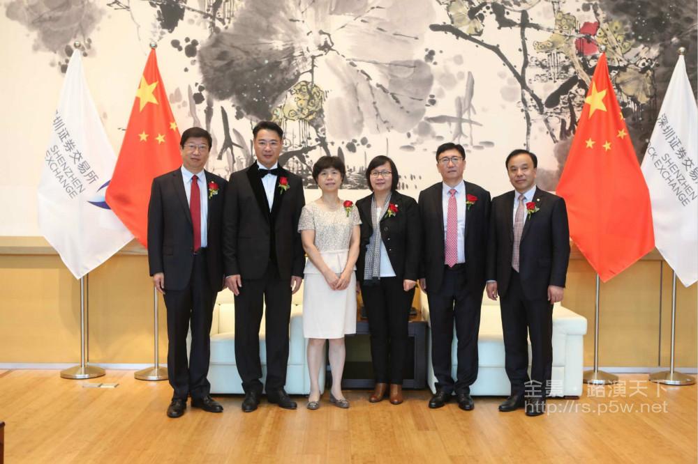 贵宾在贵宾室合影留念贵宾在贵宾室合影光威复材公司董事长路演厅路演