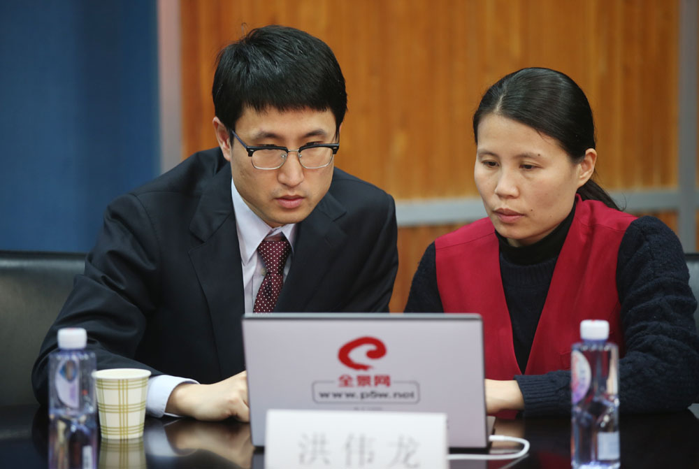 长---赵晓群(右)赠送礼物东莞捷荣技术股份有限公司董事长---赵晓群